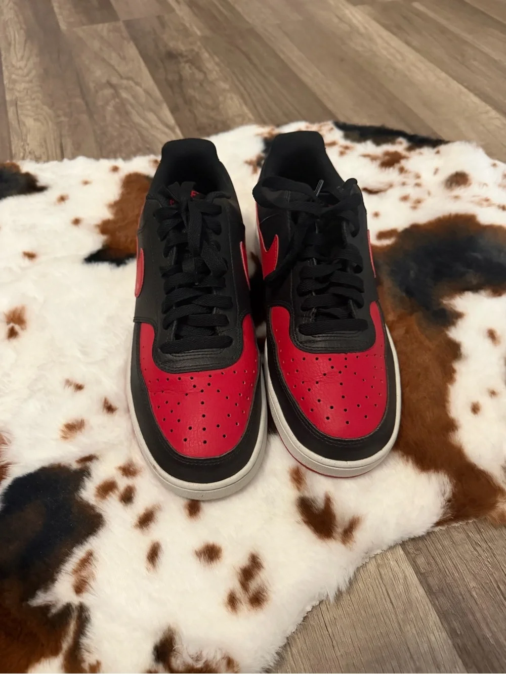 Nike Men’s Black & Red Low-Top Sneakers